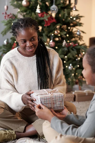 Gelukkig jong vrouw nemen xmas cadeau van haar dochter — Stockfoto