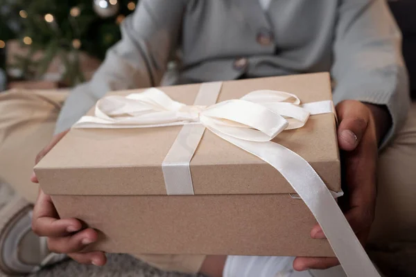 Big giftbox with white silk ribbon on top containing xmas present — Stock Photo, Image