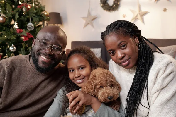 Joven pareja africana y su hija con linda mascota —  Fotos de Stock