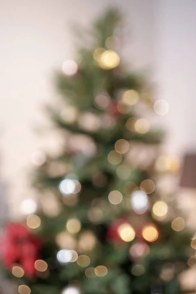 Oskärpa julgran med dekorationer och kransar på sina grenar — Stockfoto