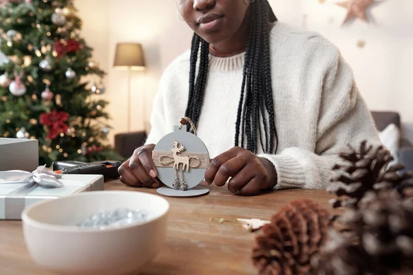 Jovem africana com tranças preparando presentes para o Natal — Fotografia de Stock
