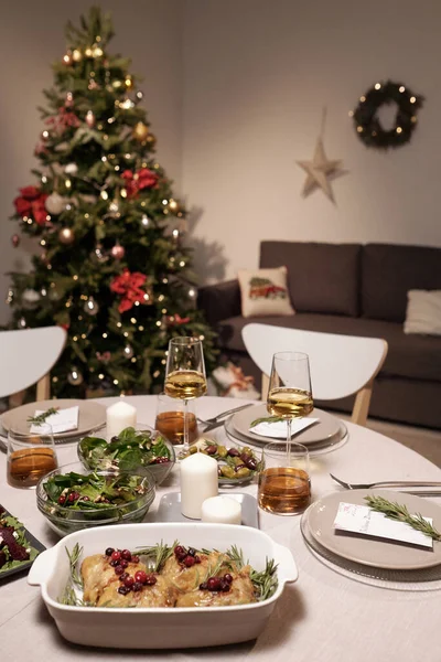 Část obývacího pokoje zdobená vánočními symboly a stromečkem — Stock fotografie
