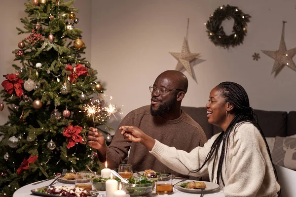 Feliz jovem casal africano com luzes de bengala celebrando o Natal — Fotografia de Stock