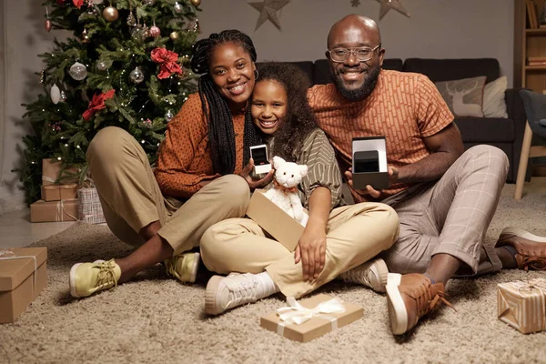 Vrolijke familieleden met open geschenkdozen met hun kerstcadeaus — Stockfoto