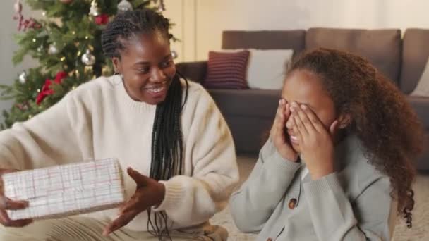 Medium Shot Happy African American Mother Surprising Her Daughter Present — Stock Video
