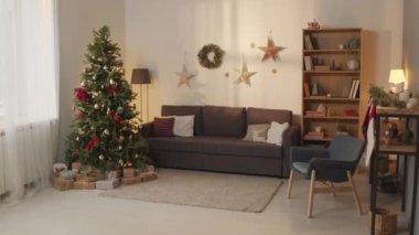 Noel için dekore edilmiş şenlikli oturma odasının el kamerası.