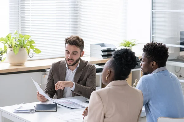 Abogado dando consulta a pareja joven — Foto de Stock