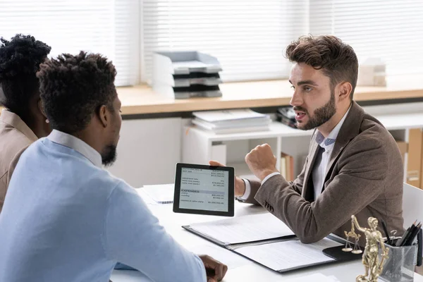 Investment Manager in gesprek met jong paar — Stockfoto