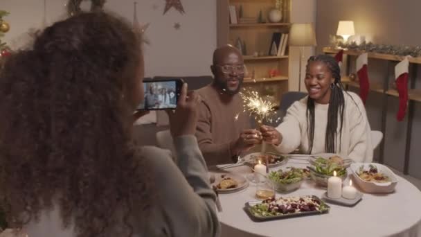 전화를 크리스마스 트리와 거실에 참새들 부모를 촬영하는 아프리카 미국인 소녀의 — 비디오