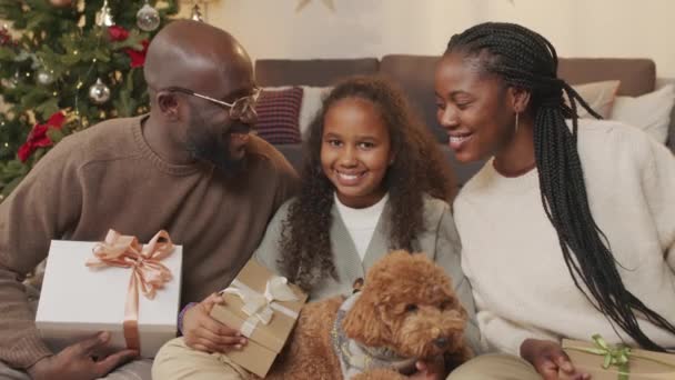 기사보기 아프리카 미국인 아버지 어머니 선물을 귀엽고 성탄절 트리와 거실에서 — 비디오