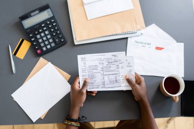 Blackman Masadaki Faturaları Analiz Ediyor