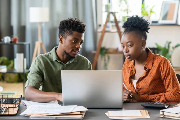 Examinar formulario de impuestos en línea con la novia — Foto de Stock