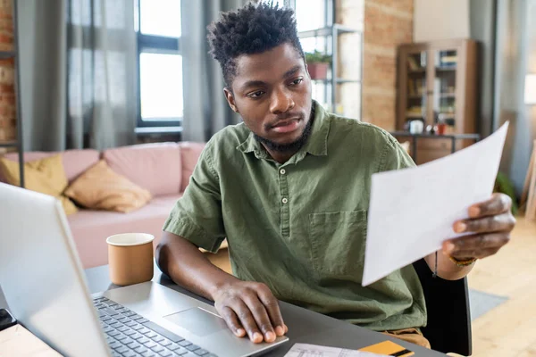 Jeune homme examinant les finances personnelles — Photo