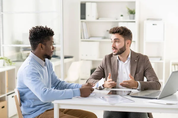 Opstellen van een financieel verslag met accountant — Stockfoto