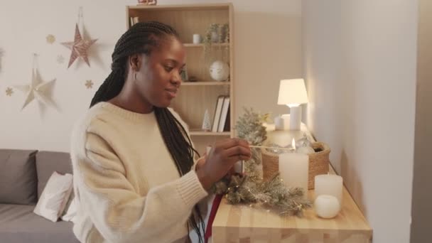 Noel Çelengiyle Süslenmiş Raflarda Gülümseyen Mum Yakan Mutlu Afro Amerikan — Stok video