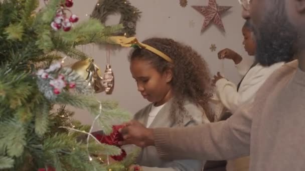 Noel Baba Şapkalı Mutlu Afro Amerikan Baba Şenlikli Saç Bandı — Stok video