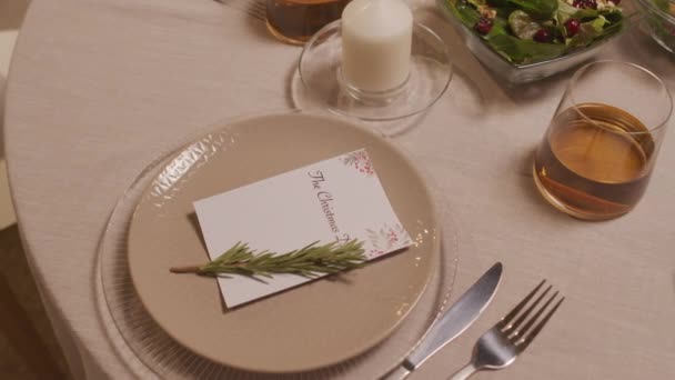 Noel Için Yemek Masasının Takibini Kapat Tabak Noel Kartı Küçük — Stok video