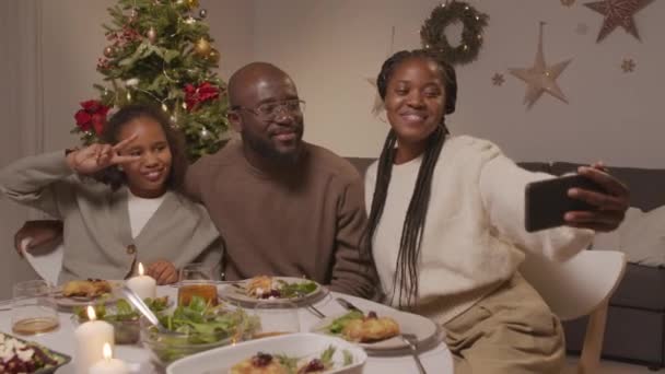 Pelacakan Tangan Ayah Afrika Amerika Yang Bahagia Ibu Dan Gadis — Stok Video