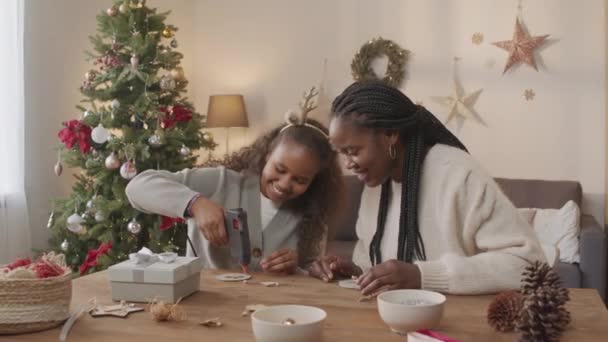 Отслеживающий Снимок Афроамериканской Женщины Летней Дочери Сидящей Столом Гостиной Рождественской — стоковое видео