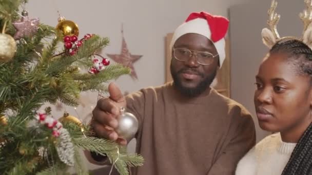 Handhållen Närbild Afroamerikansk Man Och Kvinna Festligt Hårband Och Santa — Stockvideo