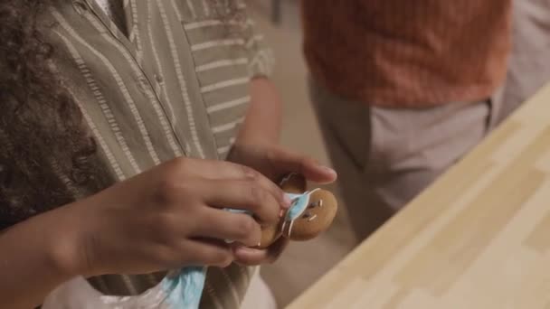 与快乐的非裔美国女孩密切合作 用蓝色的糖霜装饰姜饼作为圣诞礼物 庆祝圣诞节或大流行病爆发后的新年 — 图库视频影像