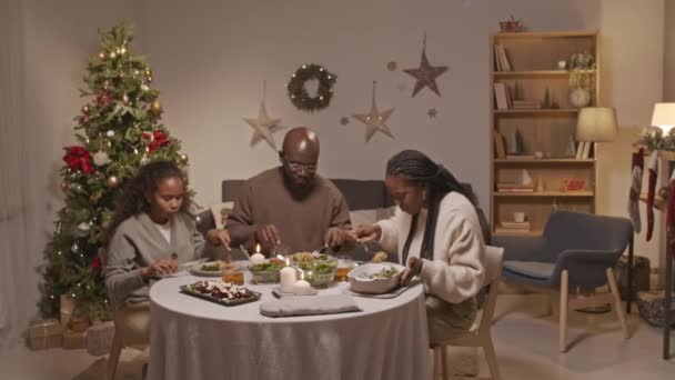 Seguimiento Plano Medio Madre Afroamericana Padre Niña Sentados Mesa Cena — Vídeo de stock