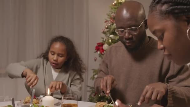 Handhållen Närbild Afroamerikansk Mor Far Och Årig Flicka Njuter Julmiddag — Stockvideo