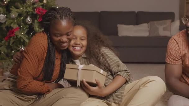 Ruční Záběr Šťastný Afroameričan Muž Žena Dívka Vyměňují Vánoční Dárky — Stock video