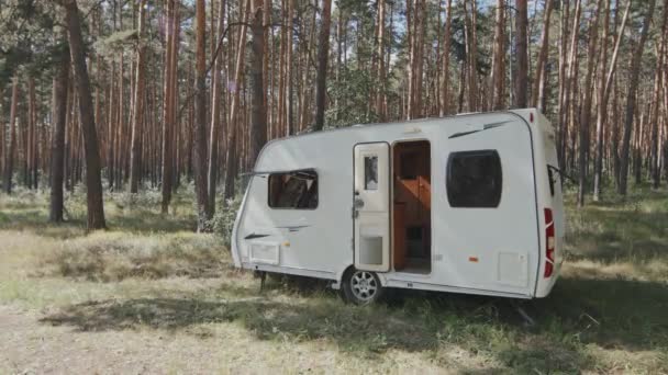 Spårning Slowmo Små Vita Husbil Parkerad Skogen Solig Sommardag — Stockvideo