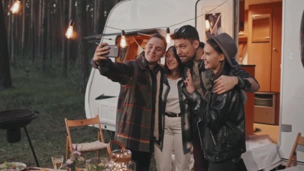 Lento Portátil Amigos Felices Tomando Selfie Durante Viaje Campamento Noche — Vídeo de stock