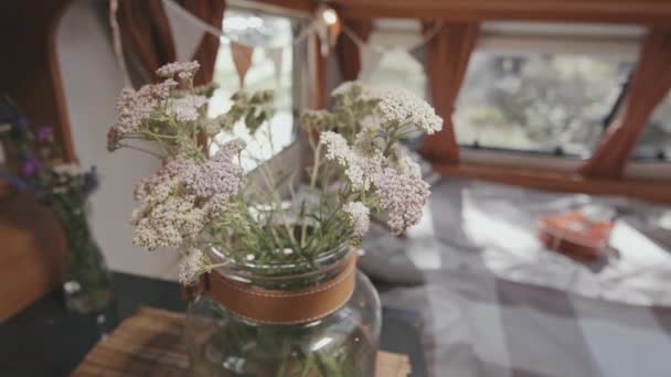 追跡アップショットのフィールド花で花瓶で居心地の良いCampervan — ストック動画