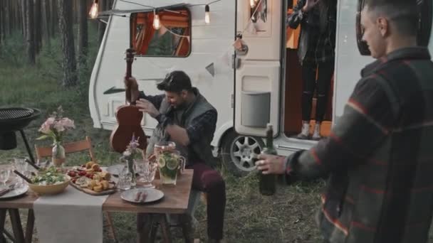 야영장에서 남녀들 인사를 나누고 껴안고 음식을 캠퍼밴 탁자를 가지고 — 비디오