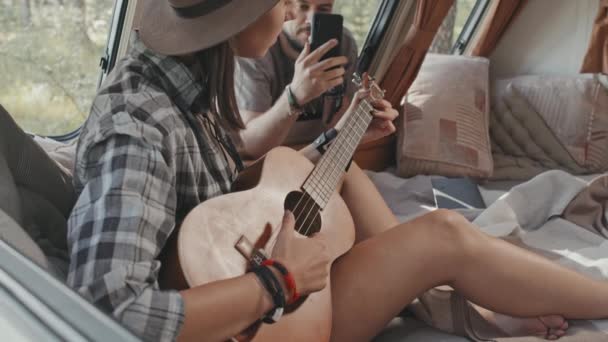 Slowmo Zblízka Mladé Hipster Žena Sedí Posteli Karavanu Hraje Ukulele — Stock video