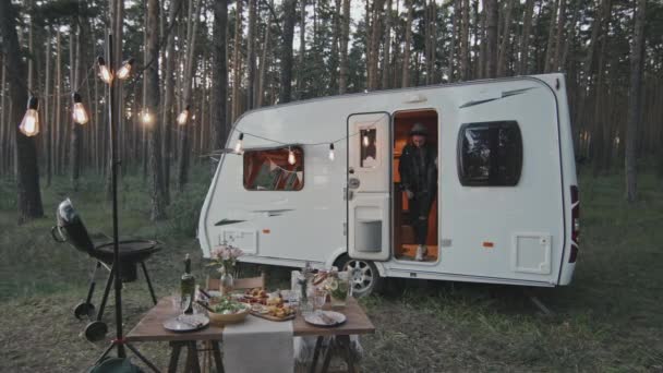 Медленная Фотография Молодой Хипстерши Выходящей Лагеря Припаркованной Лесу Летним Вечером — стоковое видео