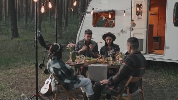 Tiro Médio Com Lentidão Quatro Amigos Sentados Torno Mesa Acampamento — Vídeo de Stock