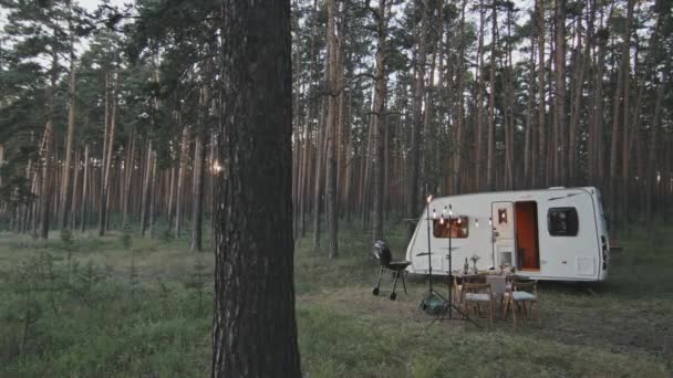 Slowmo Tracking Tavolo Carico Cibo Griglia Camper Bianco Nella Foresta — Video Stock