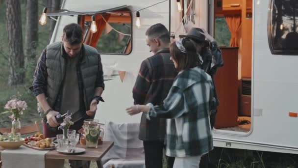 Kamp Alanında Piknik Yapan Mutlu Çiftlerin Yavaş Takibi Gülüyorlar Masada — Stok video