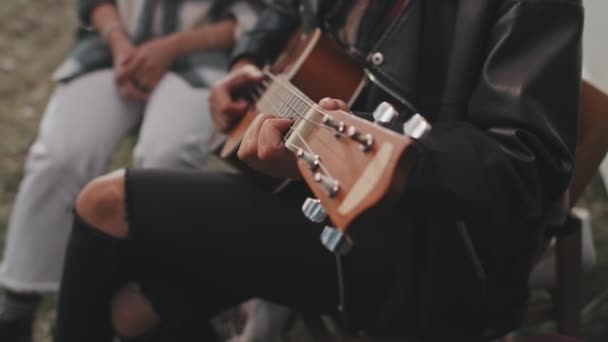 Primer Plano Una Joven Irreconocible Tocando Ukelele Afuera — Vídeos de Stock