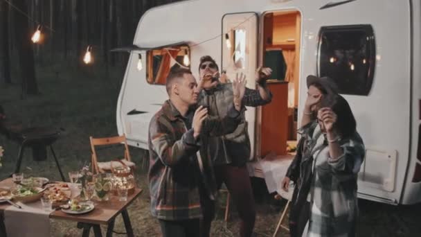 Slowmo Nyomkövető Felvétel Fiatal Barátok Táncolnak Együtt Kemping Fehér Lakókocsi — Stock videók