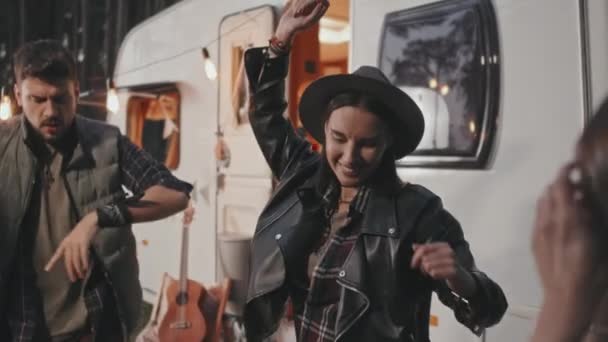 Kézi Lassítás Boldog Fiatalok Táncolnak Együtt Előtt Fehér Lakókocsi Parkolt — Stock videók