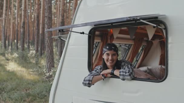 Retrato Lento Feliz Jovem Hipster Mulher Bandana Inclinando Para Fora — Vídeo de Stock