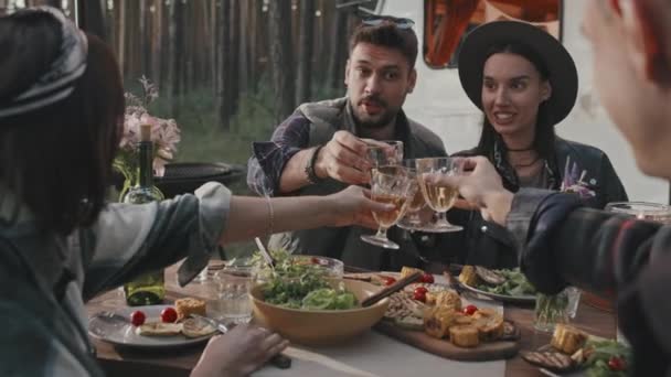 Kézi Lassítás Boldog Fiatal Férfiak Nők Csörömpölnek Szemüveg Miközben Vacsoráznak — Stock videók