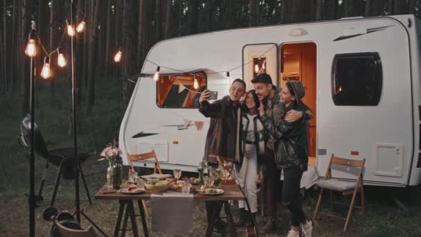 Slowmo Rastreamento Tiro Jovens Amigos Felizes Antes Campervan Branco Estacionado — Vídeo de Stock