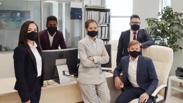 Portret Śledzenia Kadry Biznesmenów Garniturach Maskach Pozujących Kamery Biurze — Wideo stockowe