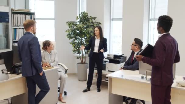 Средний Снимок Женщины Гендиректора Формальной Одежде Беседующей Командой Коллег Бизнесу — стоковое видео