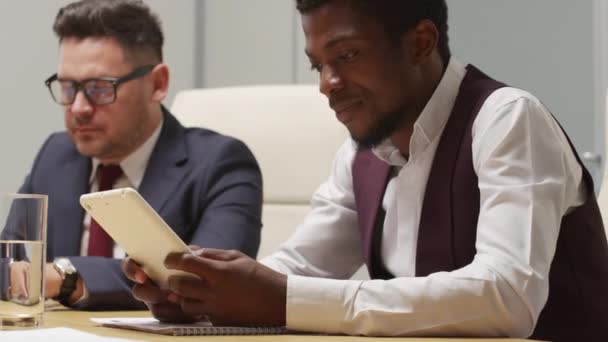 Medium Aufnahme Eines Afroamerikanischen Geschäftsmannes Mit Tablet Und Eines Kaukasischen — Stockvideo