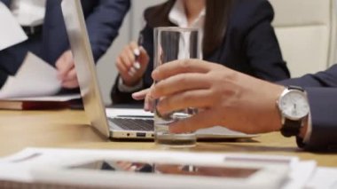 Resmi olarak tanınmayan iş adamlarının PAN orta kesimi, kadın CEO ile toplantı sırasında dizüstü bilgisayarda yazı yazıp içme suyu içiyorlar.