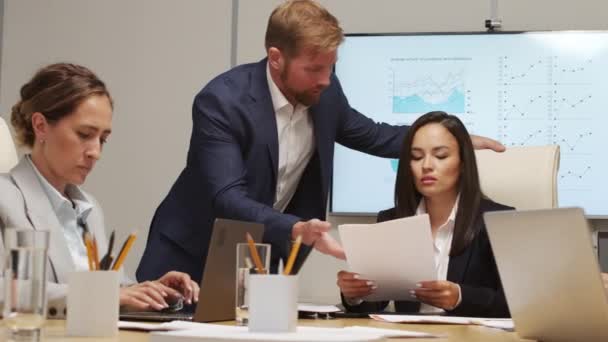 Pan Shot Van Drukke Zakenmensen Vrouwelijke Leidinggevenden Formele Kleding Die — Stockvideo