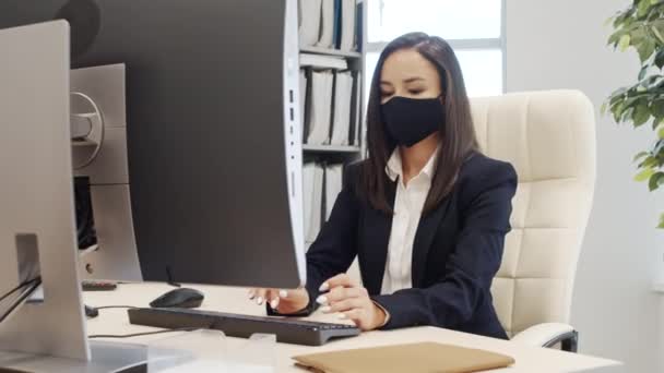 Takım Elbiseli Yüz Maskeli Meşgul Bir Kadın Yöneticinin Ofiste Otururken — Stok video
