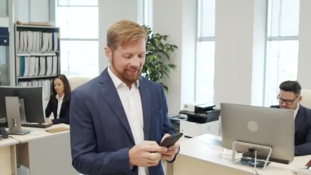 Sledování Záběru Šťastného Muže Korporátní Manažer Obleku Procházející Kanceláří Smskování — Stock video